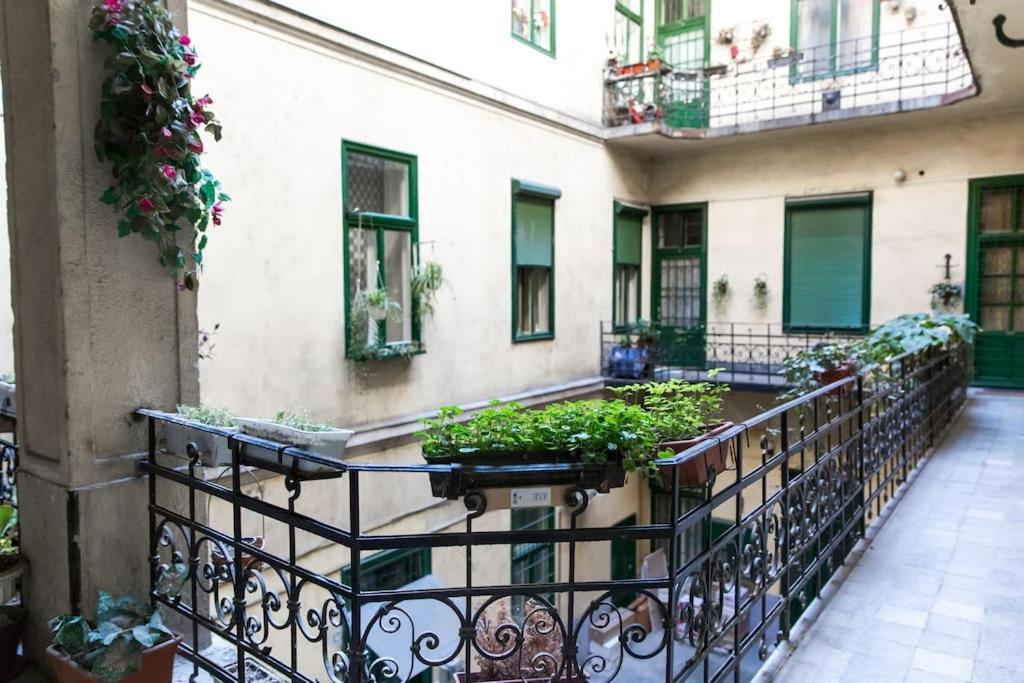 Central Budget Lofts Apartment Budapest Ngoại thất bức ảnh